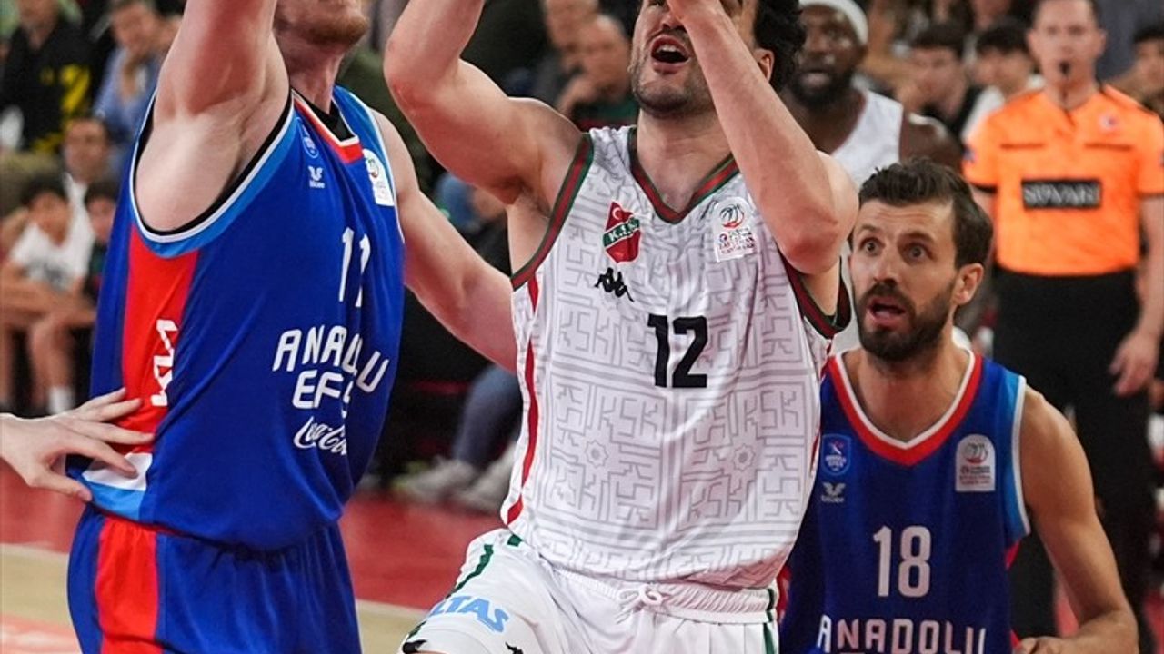 Anadolu Efes, Karşıyaka'yı Mağlup Etti