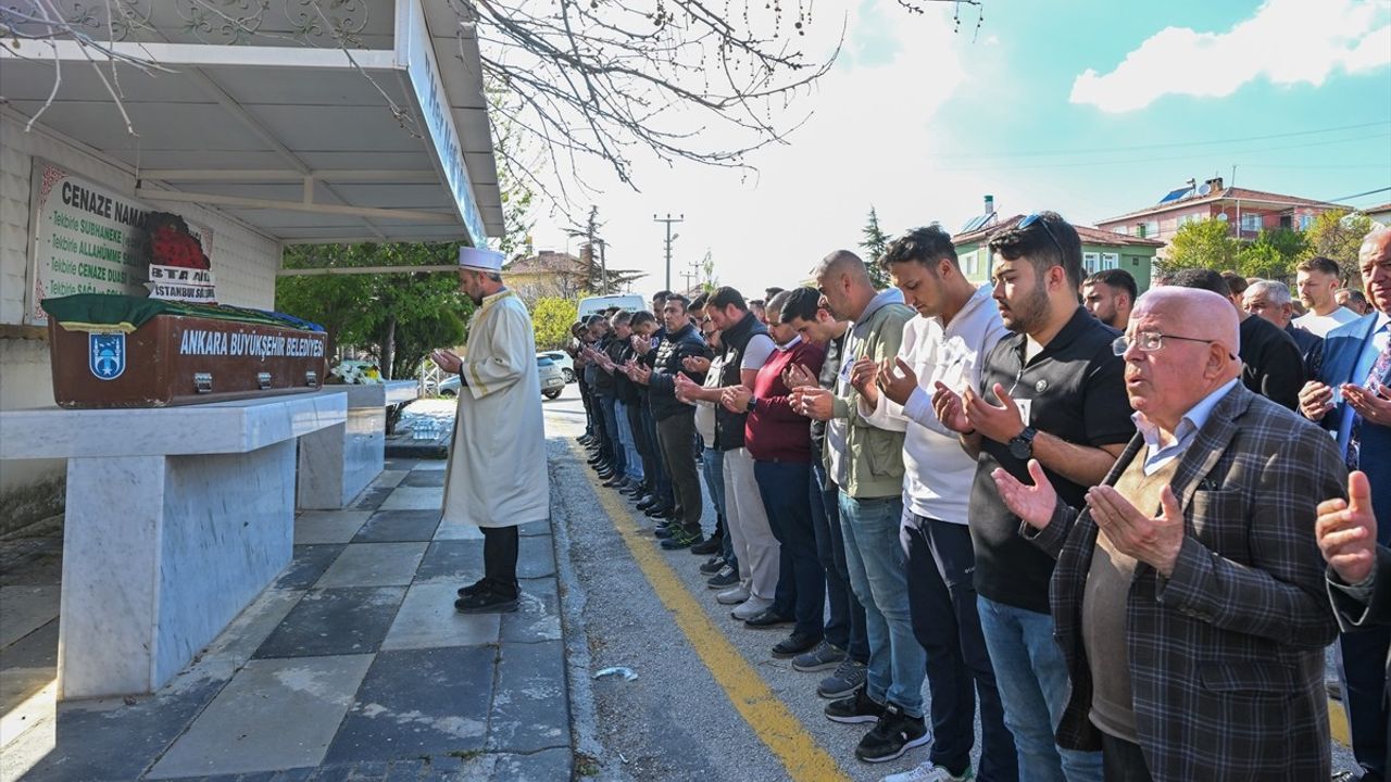 Ankara'da Komşusu Tarafından Öldürülen Kadın Defnedildi