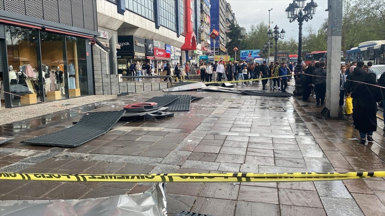 Ankara'da Sağanak ve Fırtına Hayatı Olumsuz Etkiledi