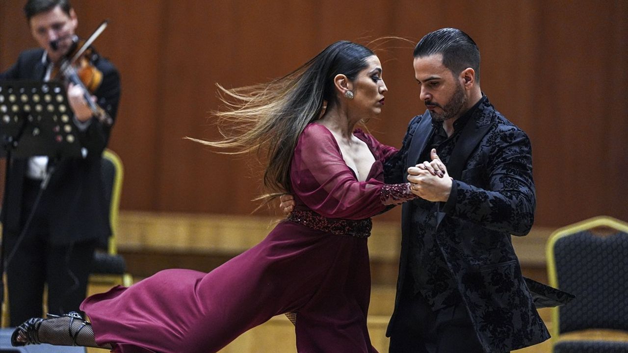 Ankara'da Tango Gecesi: Rus Tango Passional Orkestrası Sahne Aldı