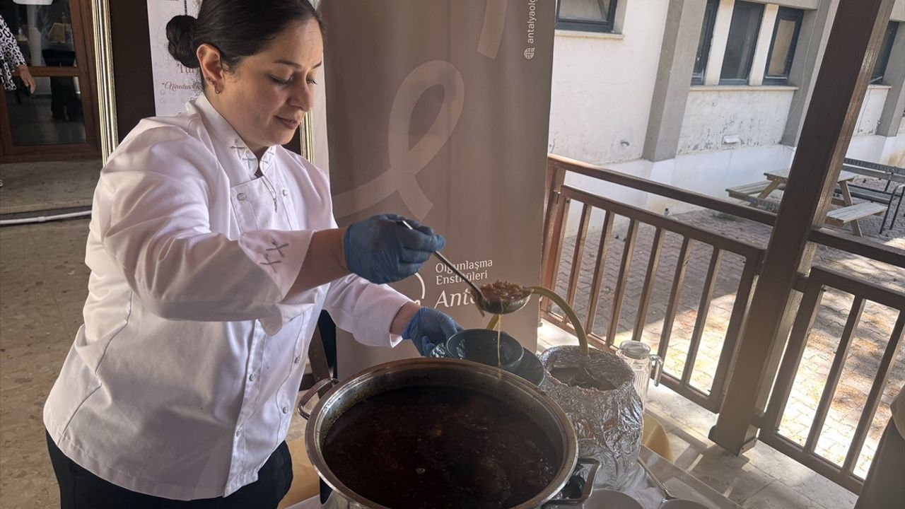 Anneanne ve Babaanneler Torunlarına Gülüklü Çorbası Öğretiyor
