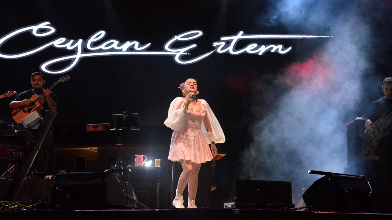 Antakya Medeniyetler Korosu ve Ceylan Ertem Bursa'da Coşkulu Bir Konser Verdi