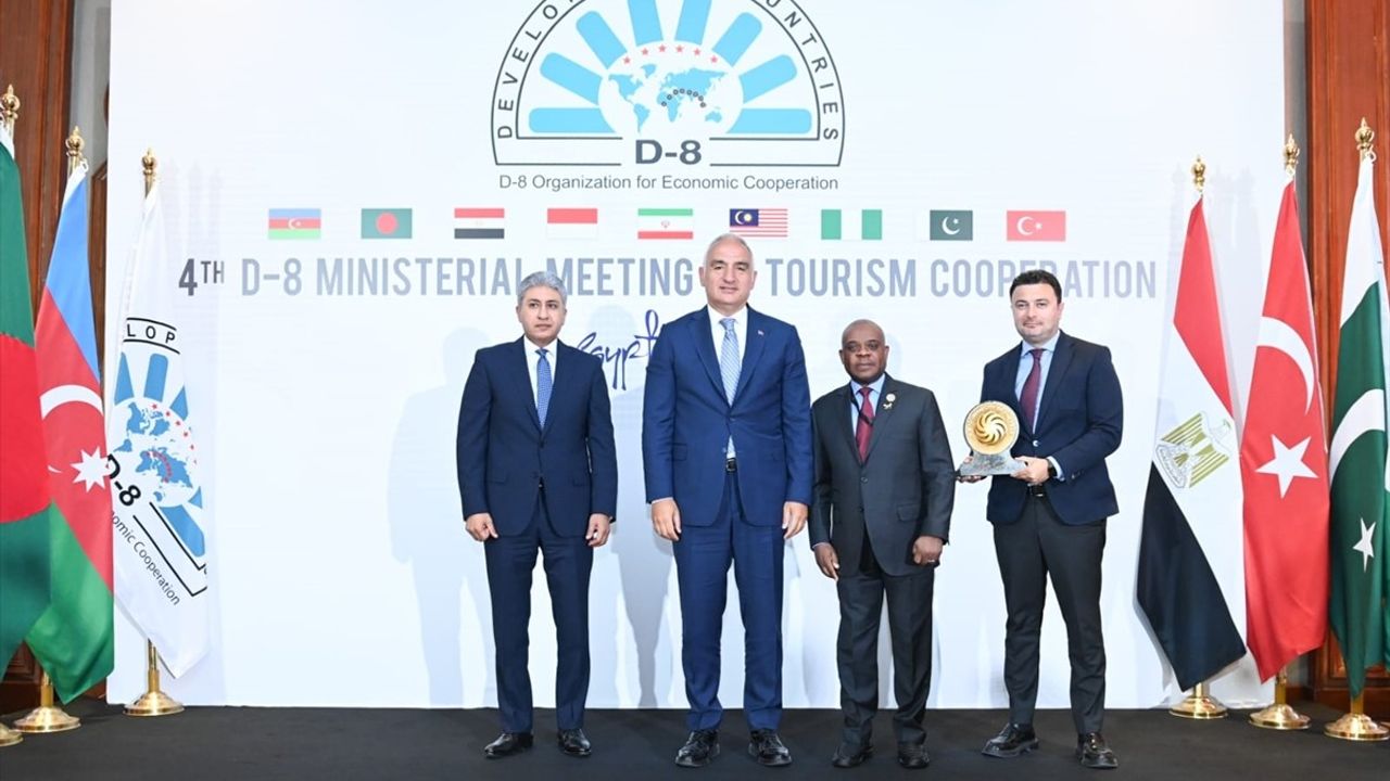 Antalya D8 Yılın Turizm Şehri Ödülü'nü Kazandı