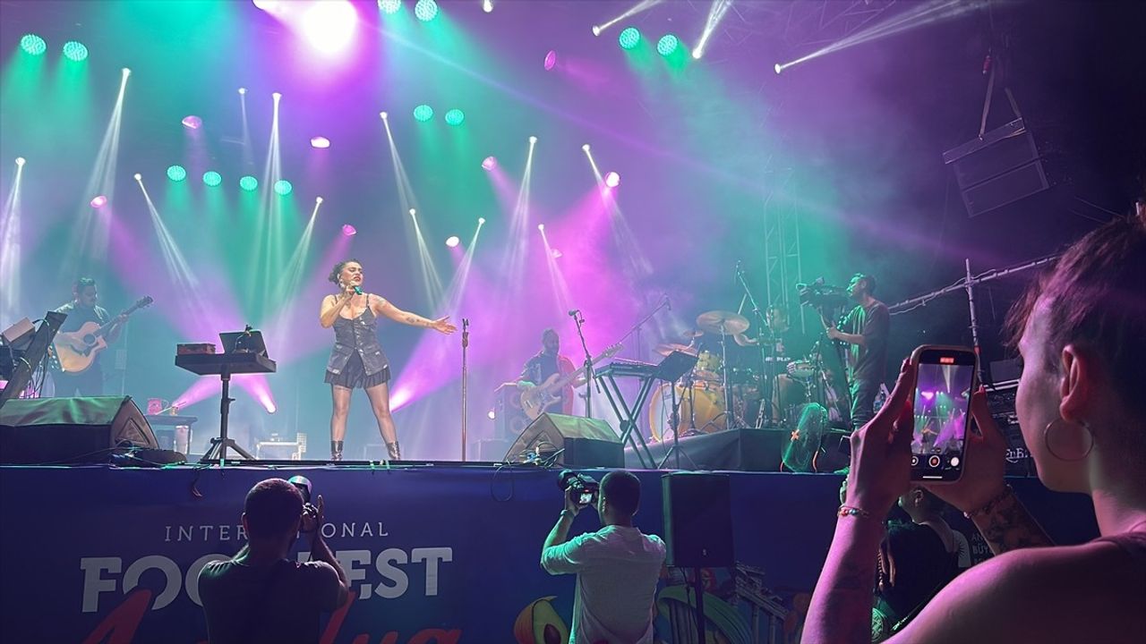 Antalya'da 4. FoodFest Festivali ve Ceylan Ertem Konseri