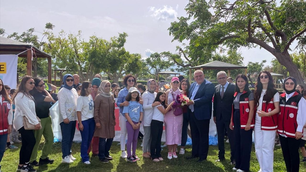 Antalya'da Aile Yılı Uçurtma Şenliği ve Boyama Etkinliği Düzenlendi
