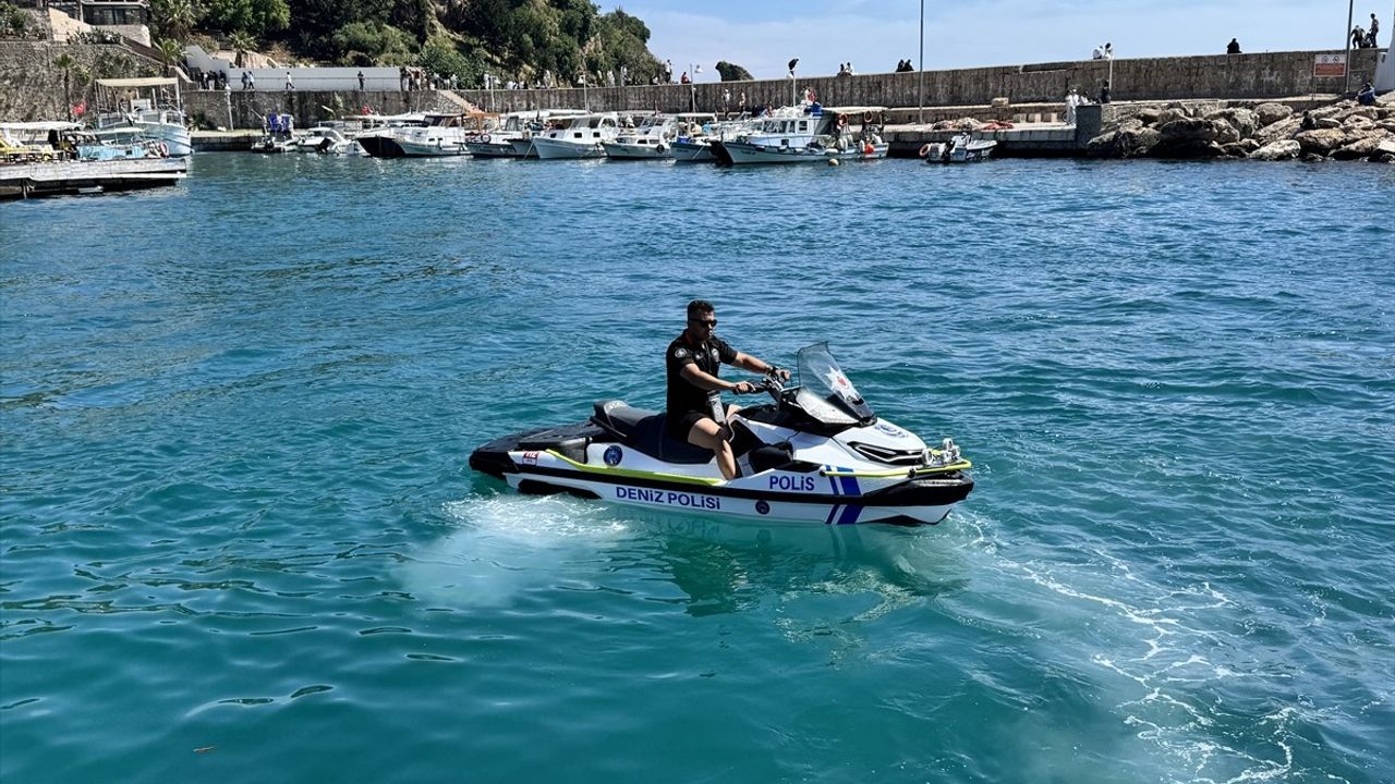 Antalya'da Deniz Polisi, Mahsur Kalan Üç Kişiyi Kurtardı