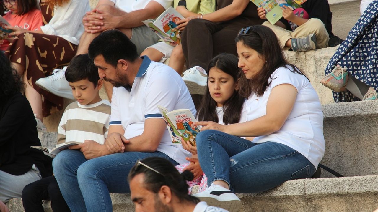 Antalya'da Ebeveyn ve Öğrenciler Antik Tiyatroda Okuma Etkinliği Düzenledi