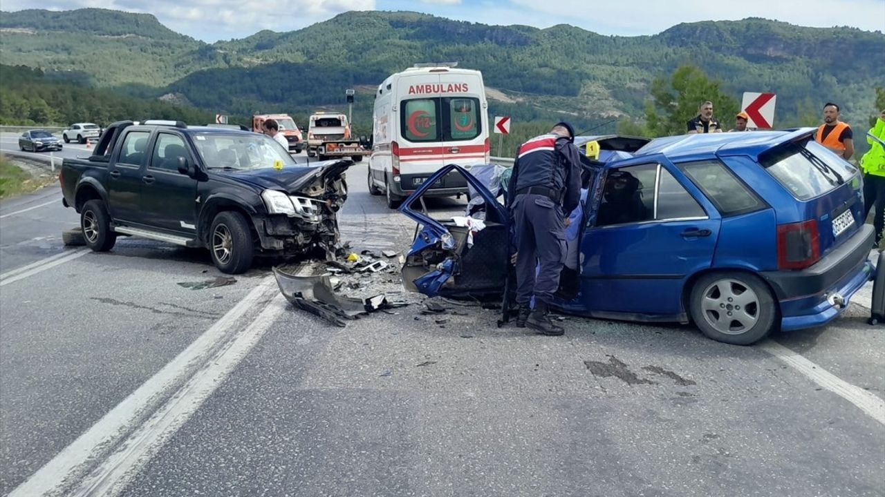 Antalya'da Feci Trafik Kazası: 1 Ölü, 3 Yaralı