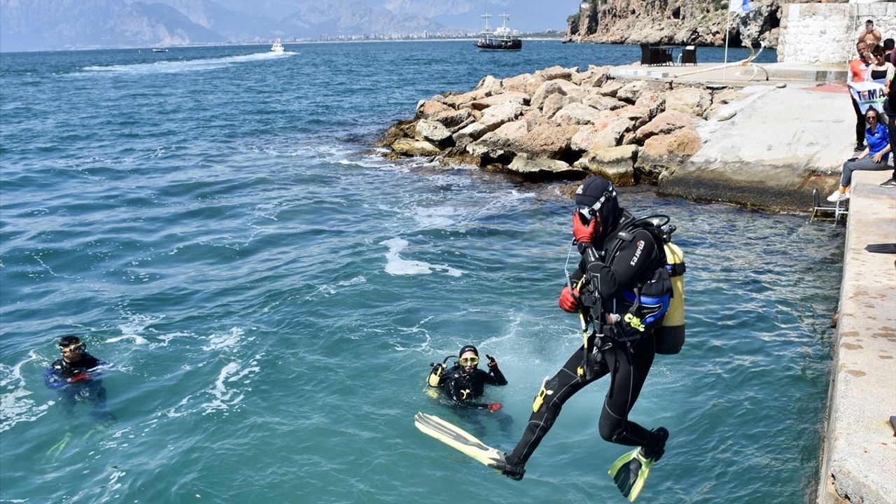 Antalya'da Gönüllü Dalgıçlar Deniz Dibi Temizliği Gerçekleştirdi