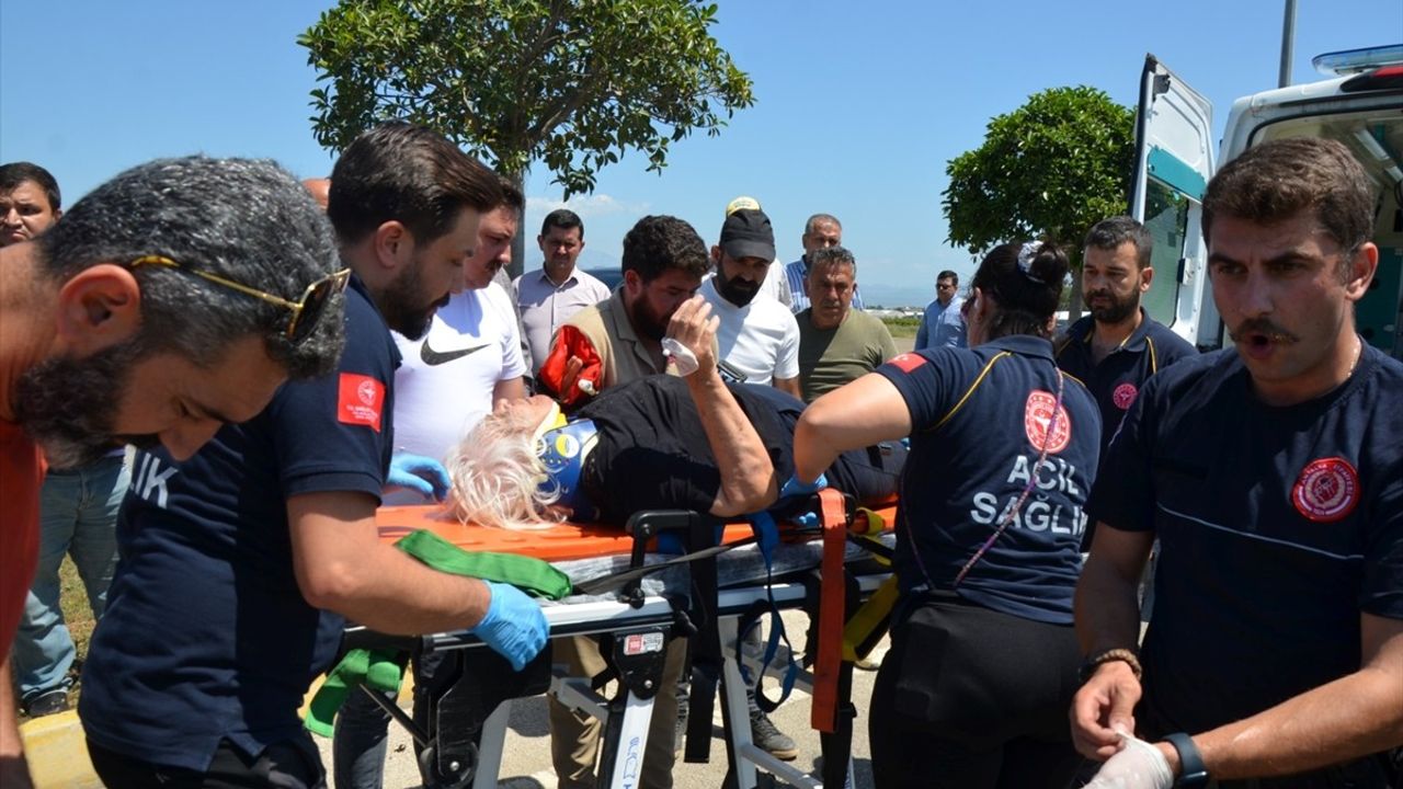 Antalya'da Kepçe ve Otomobil Çarpışması: 2 Yaralı