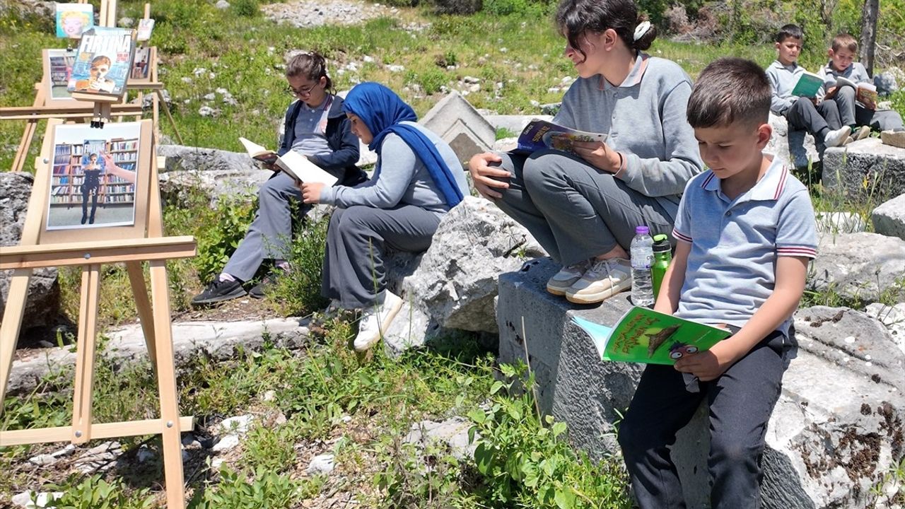 Antalya'da 'Kitap ve Sanat Tarihle Buluştu' Etkinliği Gerçekleştirildi
