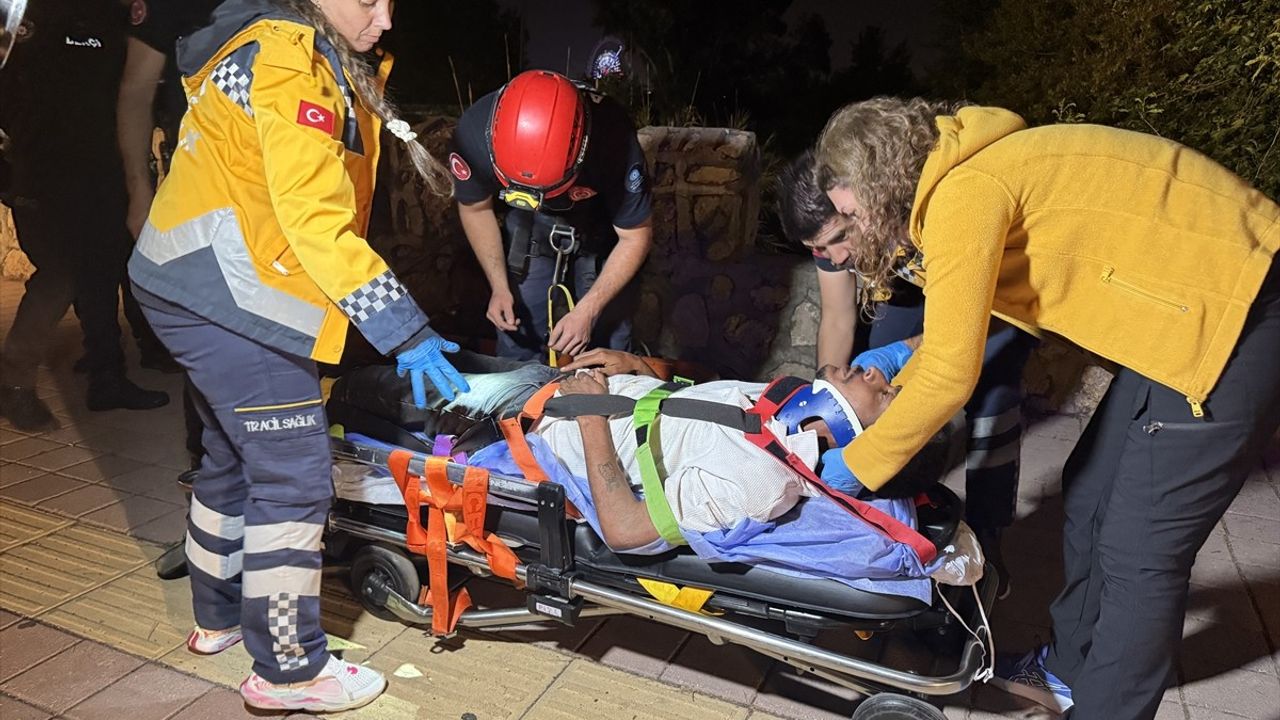 Antalya'da Köprüden Düşen Genç Kurtarıldı