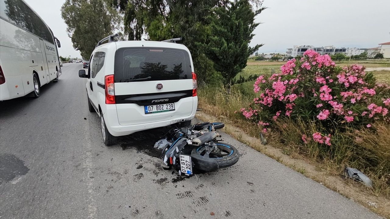 Antalya'da Motosiklet Kazası: Park Halindeki Otomobile Çarpan Sürücü Yaralandı