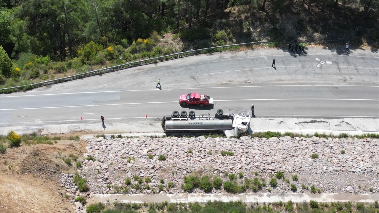 Antalya'da Zift Yüklü Tır Devrildi: Sürücü Ağır Yaralı