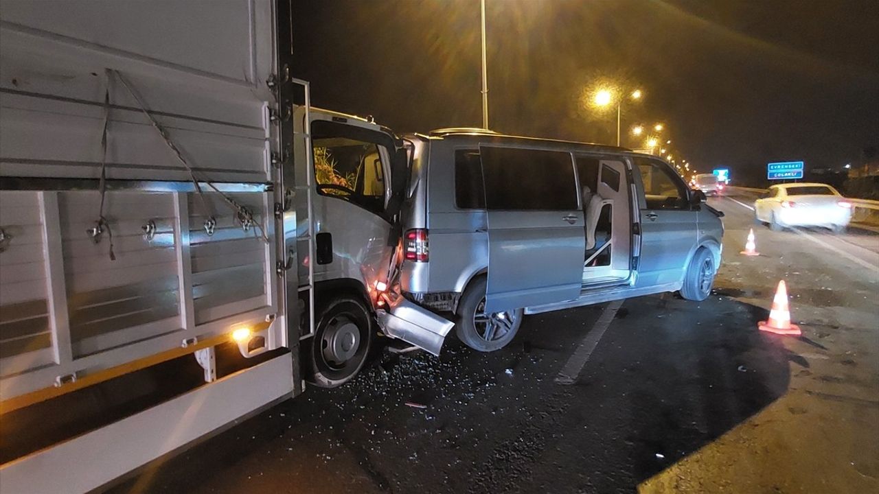 Antalya'da Zincirleme Trafik Kazası: 3 Yaralı