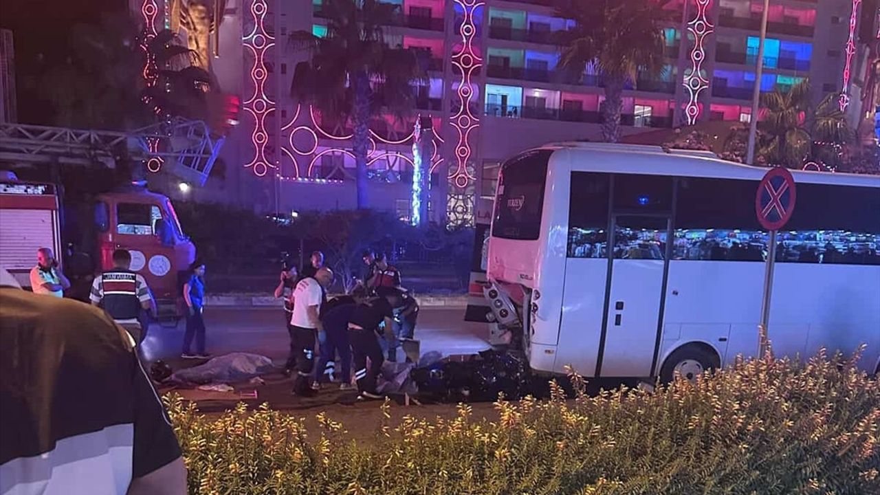 Antalya'daki Midibüse Çarpan Motosiklet Kazasında 2 Kayıp