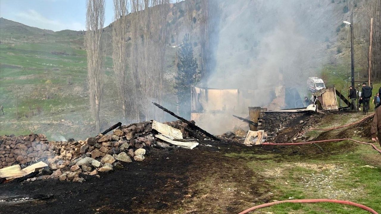Artvin'de Ev Yangını Kontrol Altına Alındı
