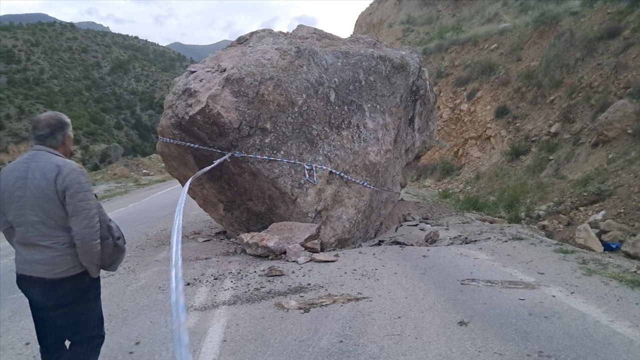 Artvin'de Kaya Düşmesi Ulaşımı Etkiledi