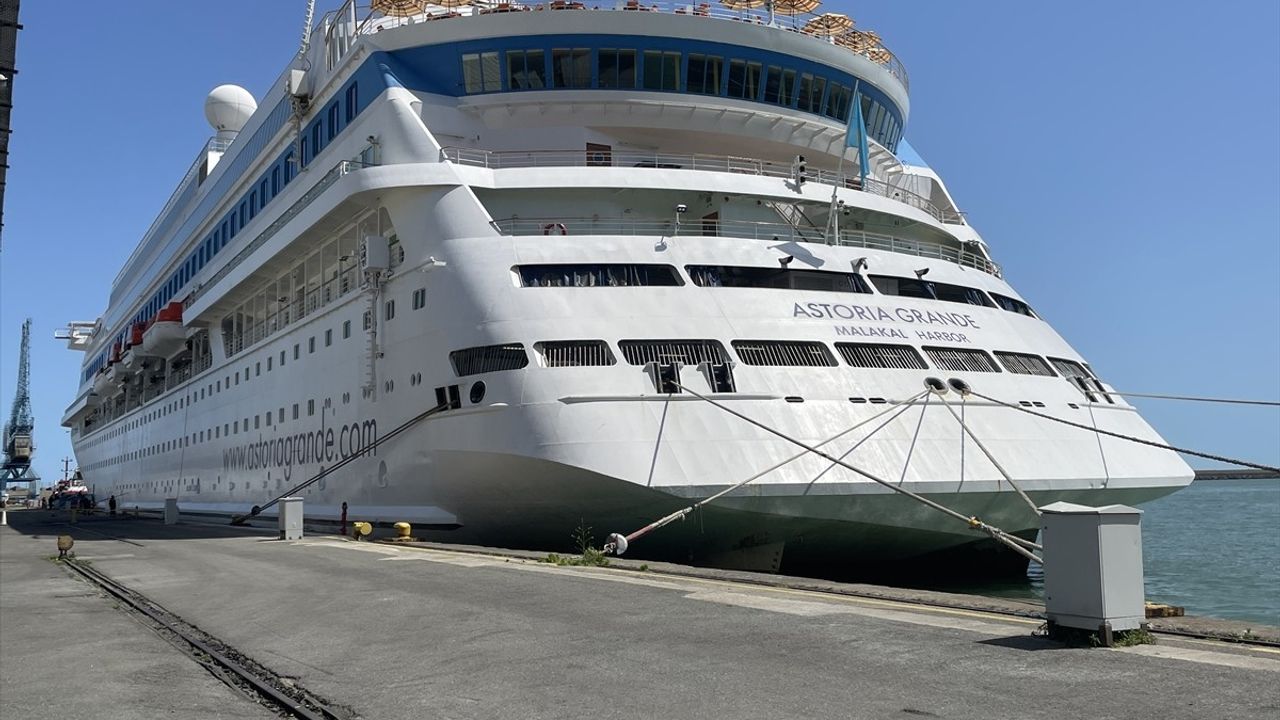 Astoria Grande Kruvaziyeri Trabzon'a İtti