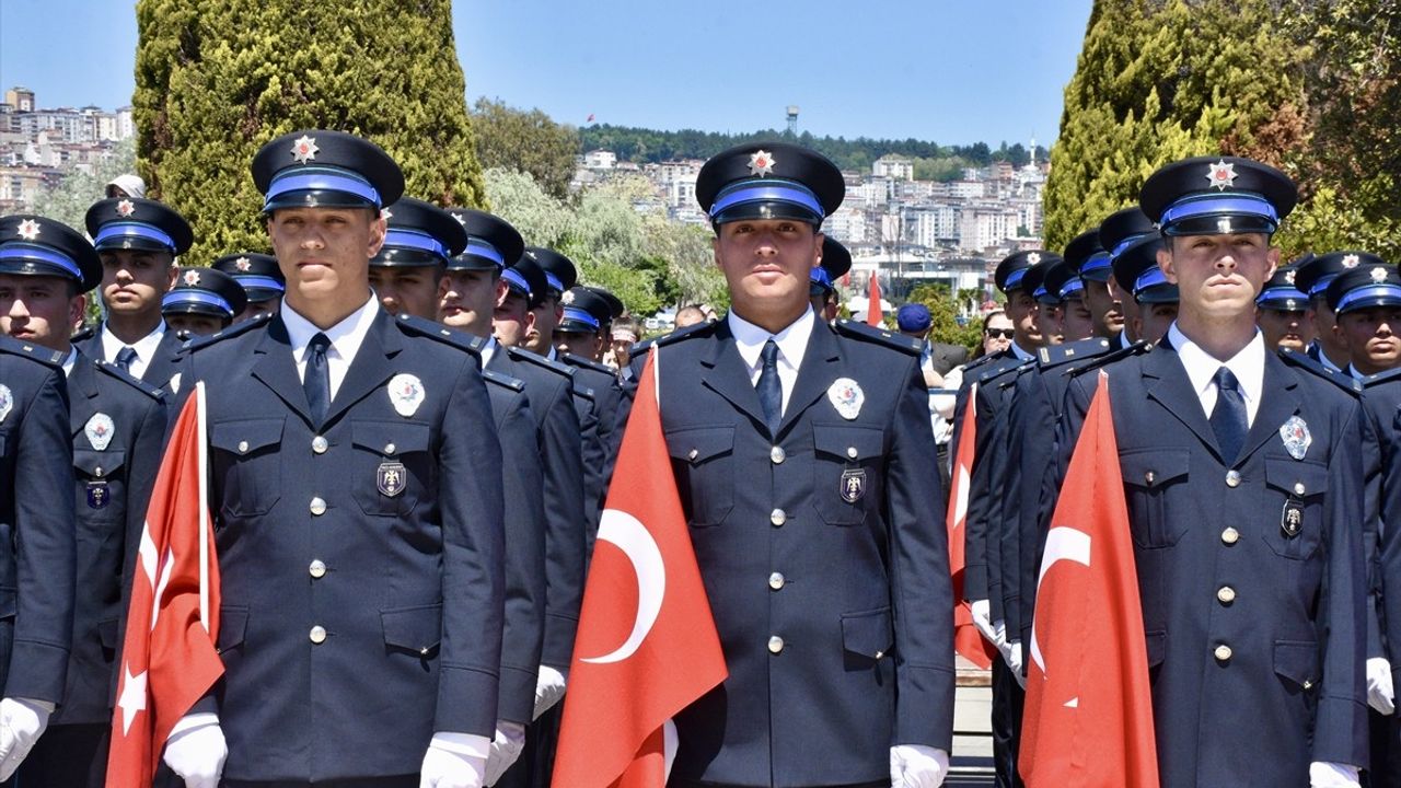 Atatürk'ü Temsil Eden Bayrak Samsun'da Dalgalandı