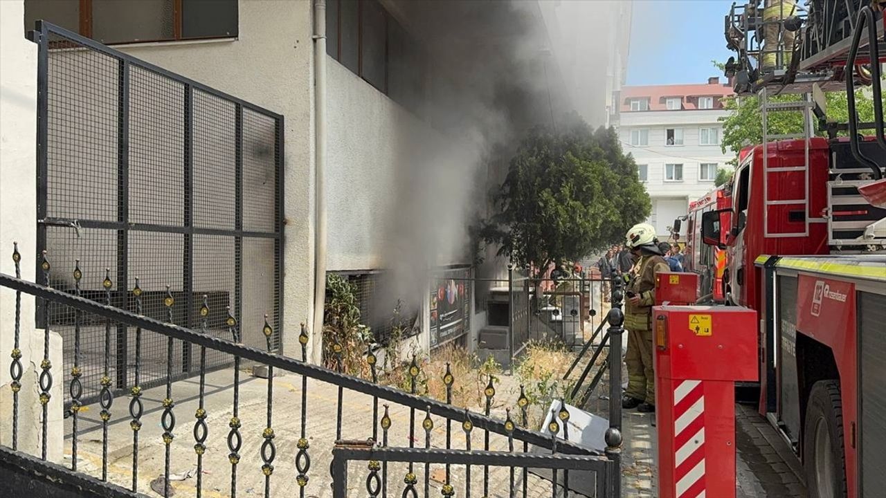 Avcılar'da Yangın Paniği: İş Yeri Kısa Sürede Kontrol Altına Alındı