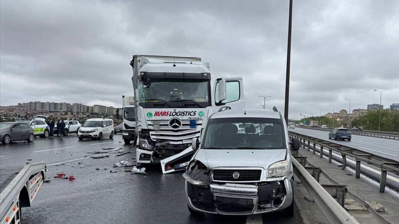 Avcılar'da Zincirleme Trafik Kazası Ulaşımı Etkiledi