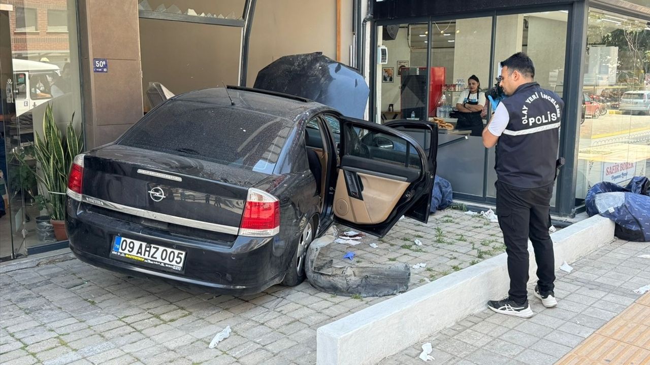 Aydın'da Otomobil Mağazaya Girdi: 2 Yaralı
