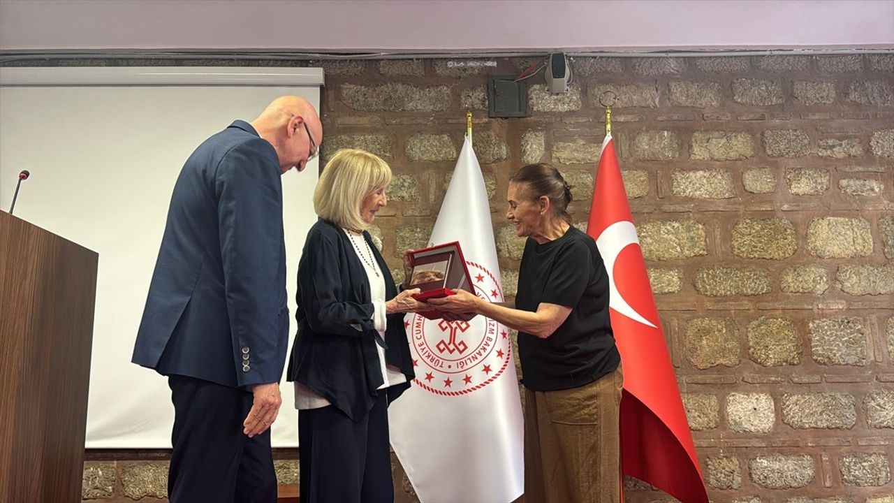 Ayşe Kulin'e 54. Orhan Kemal Roman Armağanı Takdim Edildi