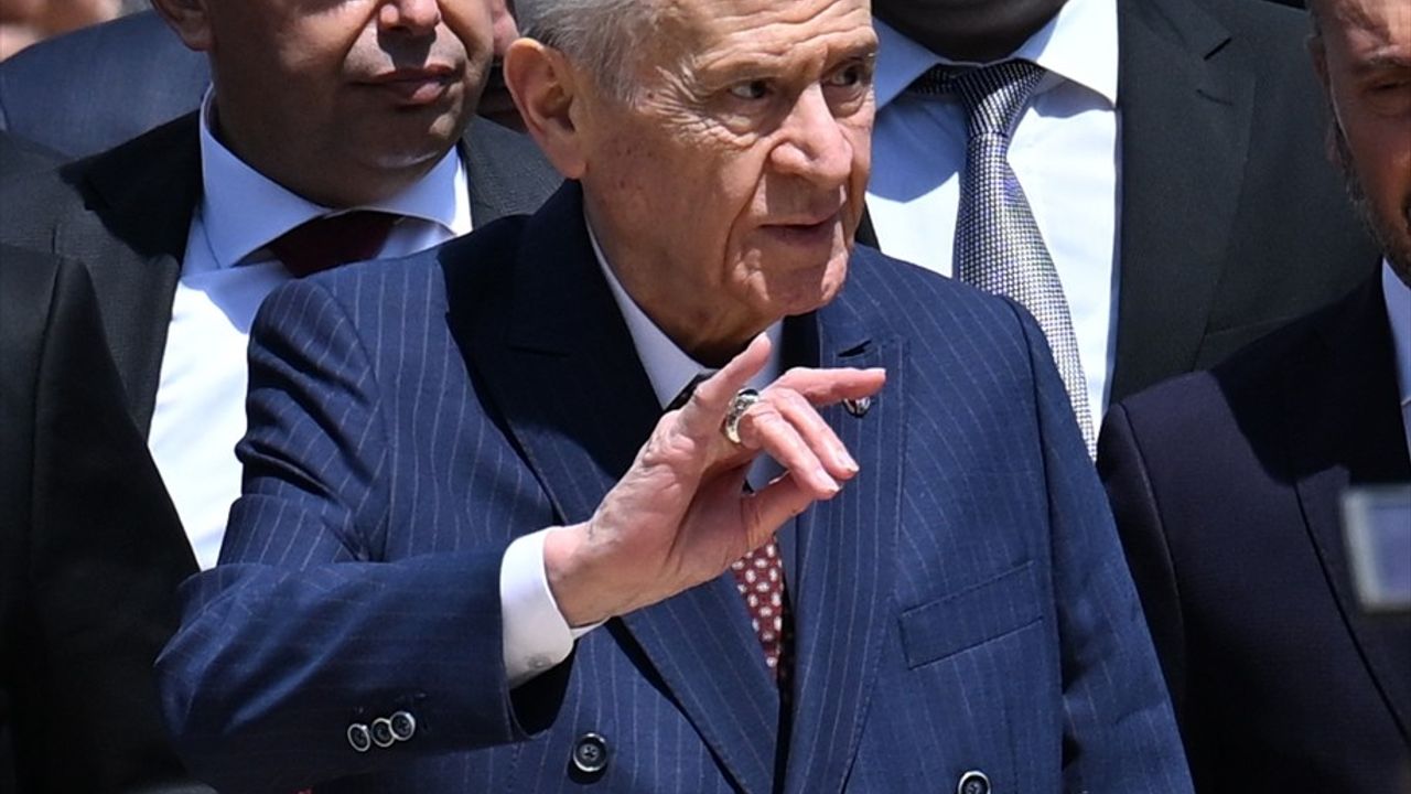 Bahçeli'den Ülkücü Şehitler Anıtı Ziyareti