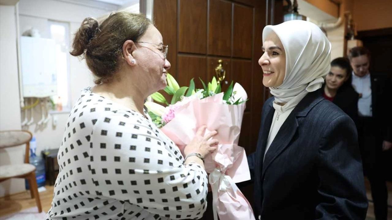 Bakan Göktaş'tan Kimsesiz Çocuklara Anneliğiyle Örnek Olan Nimet Gürel'e Ziyaret