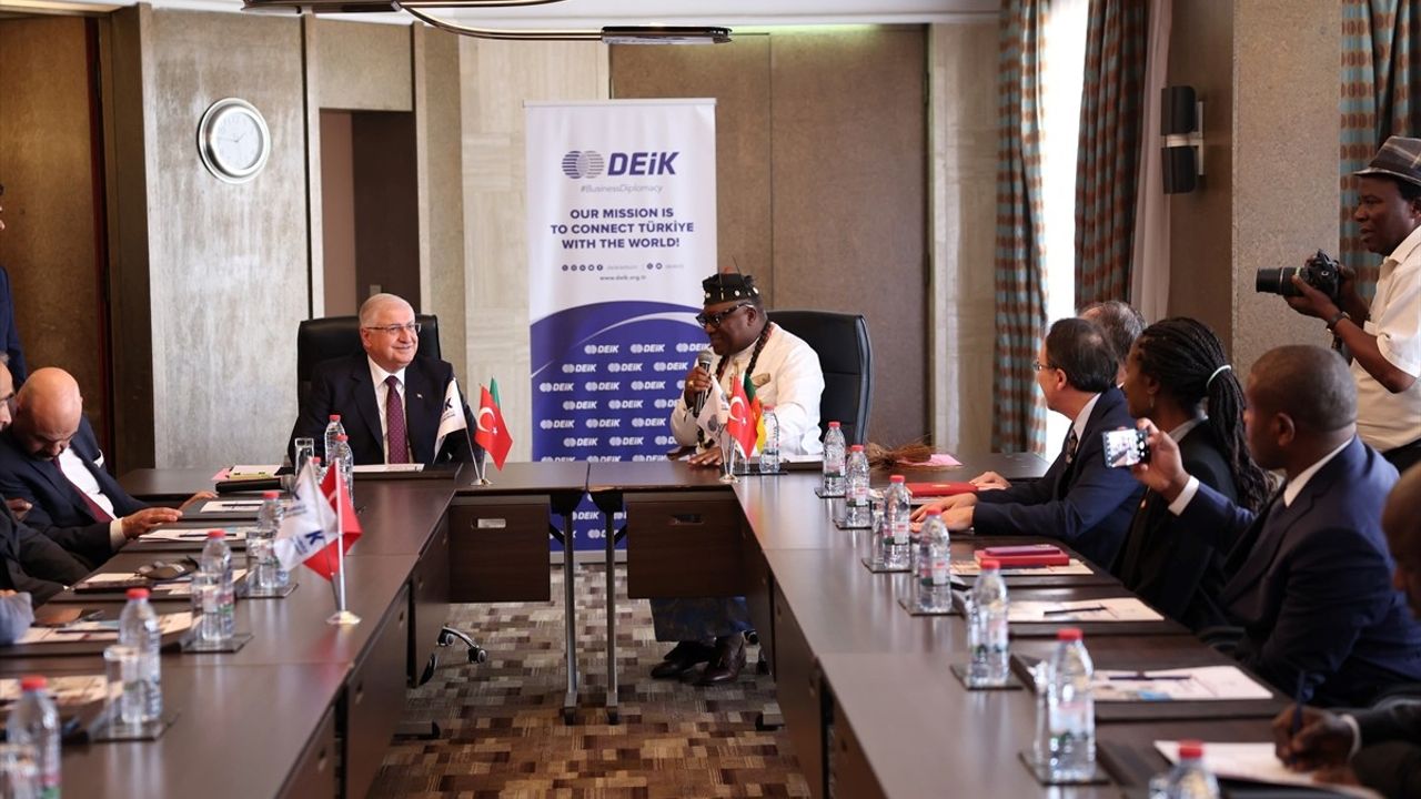 Bakan Güler, Kamerun'da DEİK Üyeleriyle Buluştu