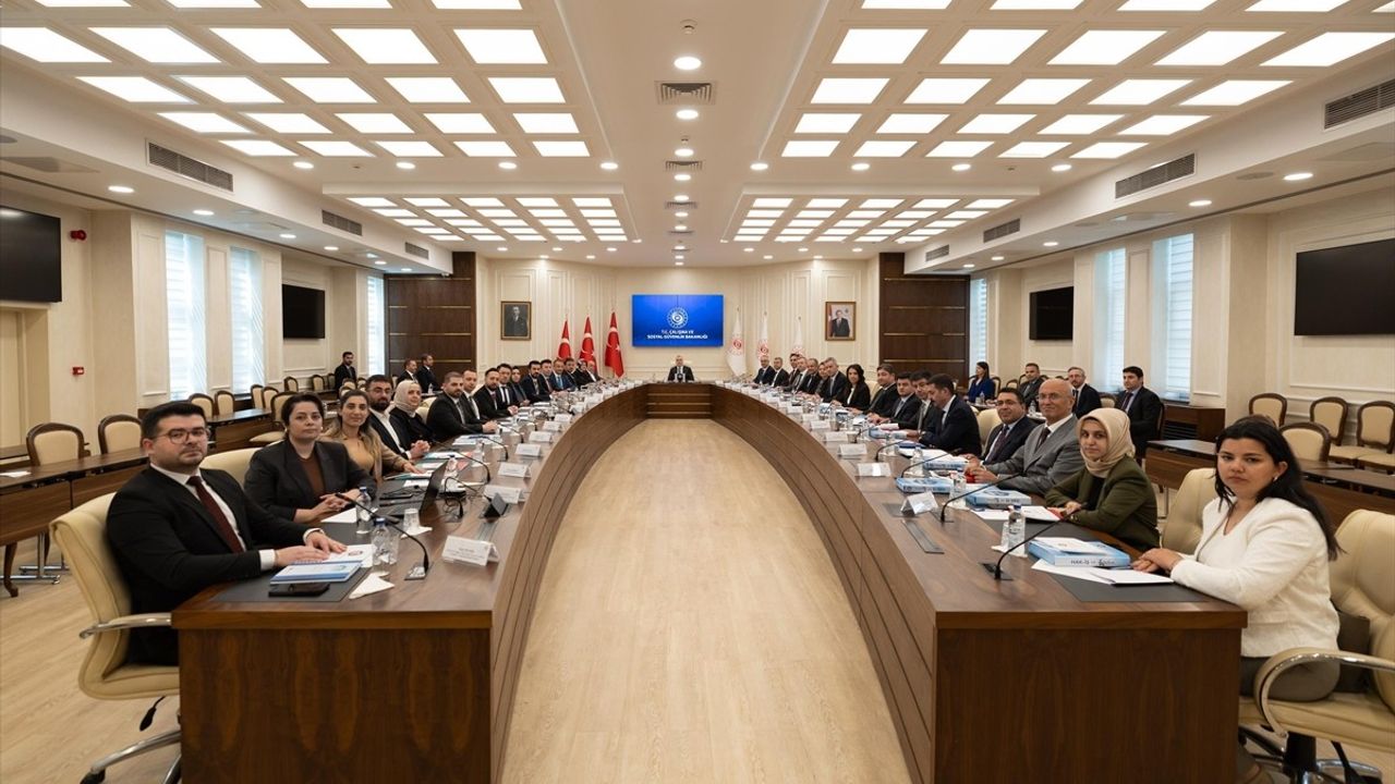 Bakan Işıkhan ve HAK-İŞ Genel Başkanı Arslan ile Kadın İstihdamı Üzerine Görüşme
