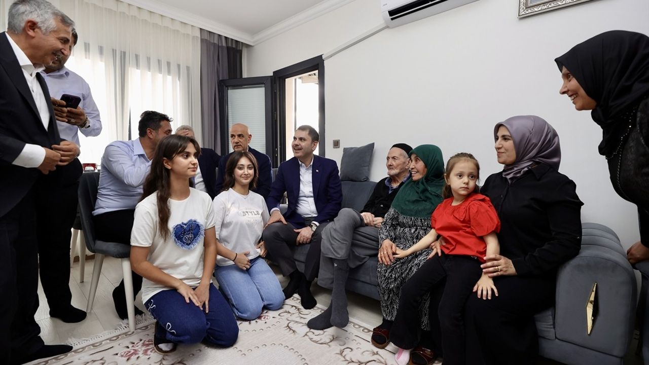 Bakan Kurum, Kahramanmaraş'ta Depremzedeleri Ziyaret Etti