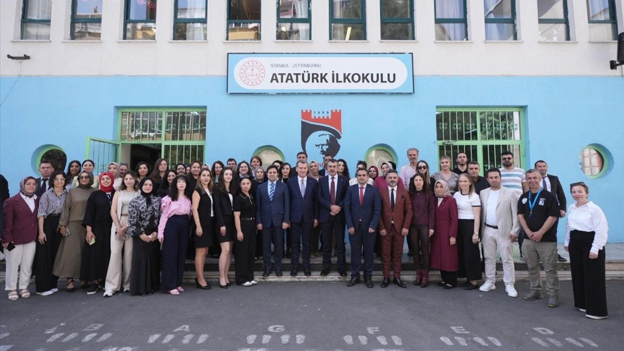 Bakan Tekin, İstanbul'da Öğrencilerle Buluştu