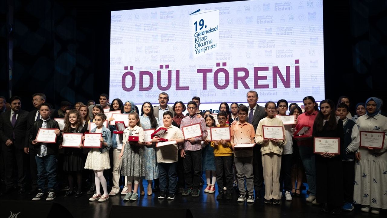 Bakan Tekin, Zeytinburnu'nda Kitap Okuma Yarışması Ödül Törenine Katıldı