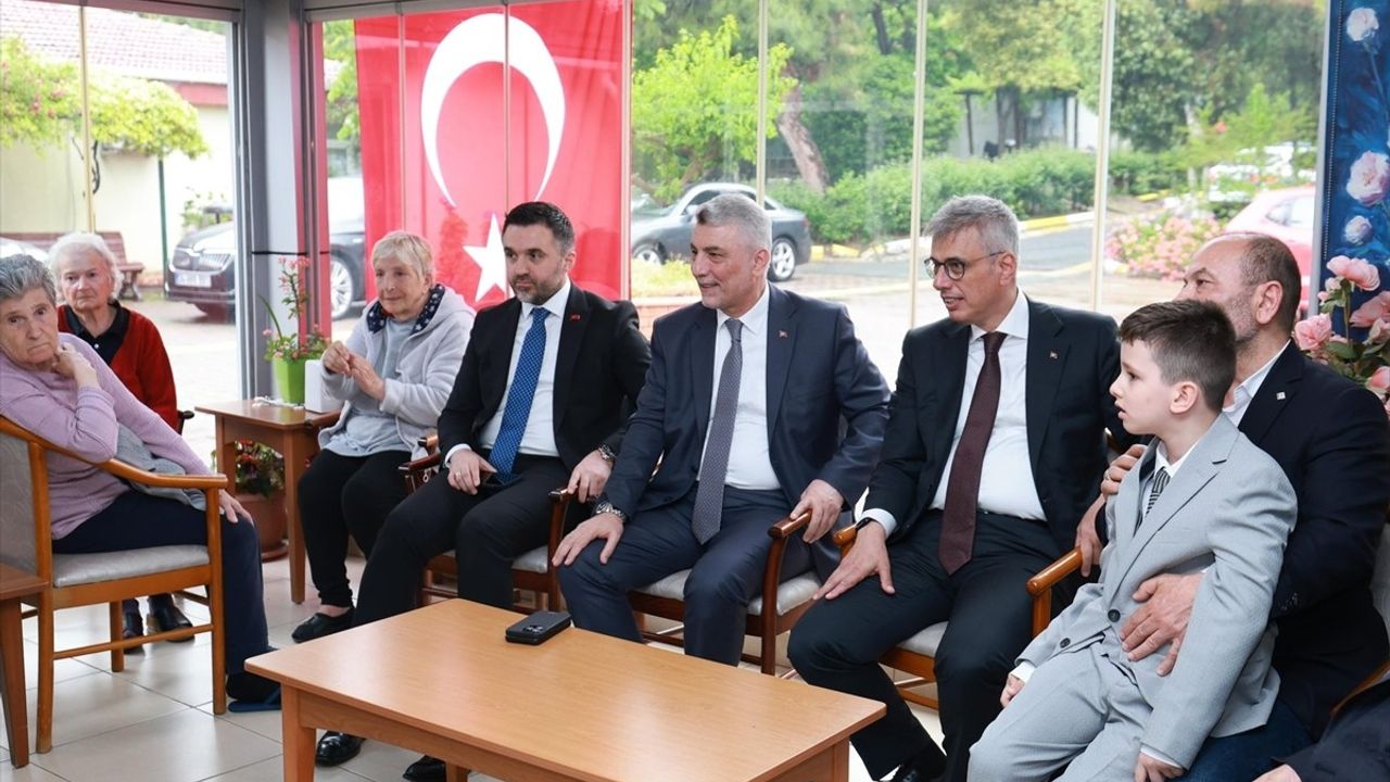 Bakanlar İstanbul'da Huzurevi ve Çocuk Evlerini Ziyaret Etti