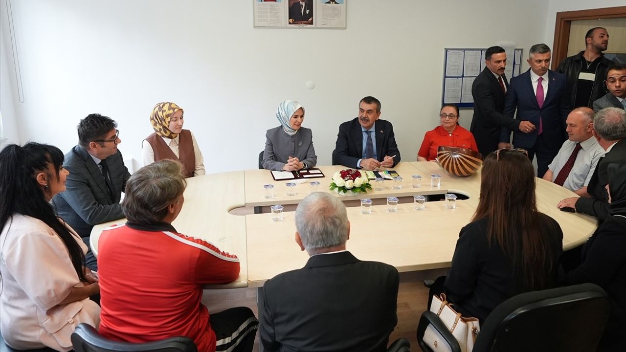 Bakanlar Tekin ve Göktaş Görme Engelliler Lisesi'nde Öğrencilerle Buluştu