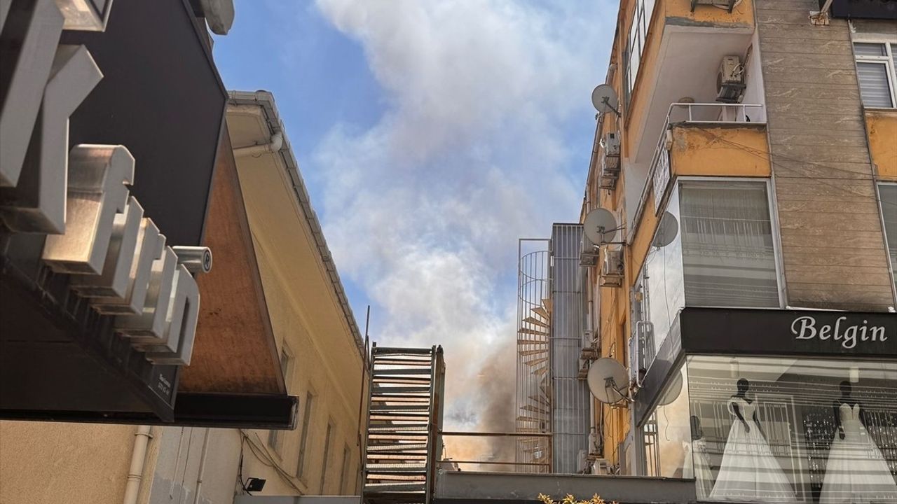 Bakırköy'deki İş Yerinde Yangın: Hasar Oluştu
