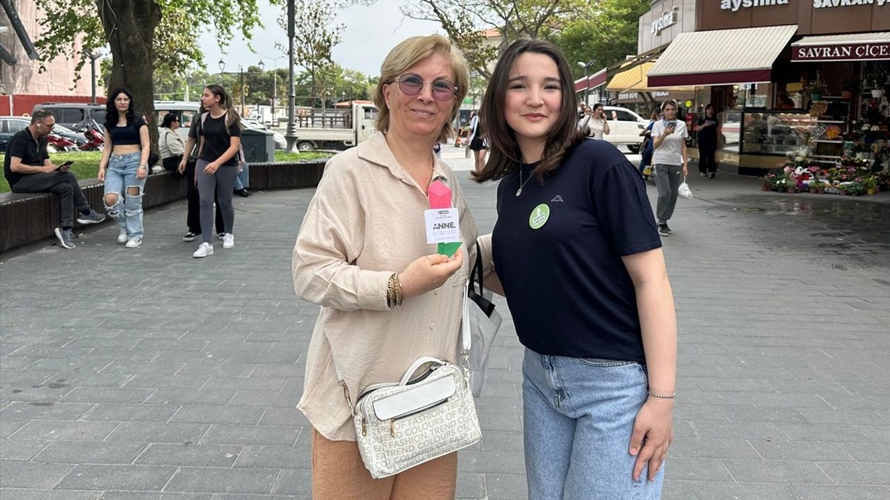 Balıkesir'de Çocuklar Anneler Günü İçin Çiçek Yapıp Hediye Etti