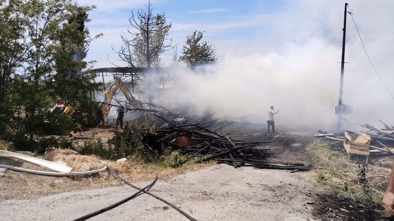 Balıkesir'de Kereste Deposunda Yangın Kontrol Altına Alındı