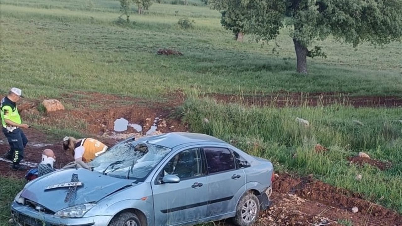 Balıkesir'de Şarampole Devrilen Otomobilde 3 Kişi Yaralandı