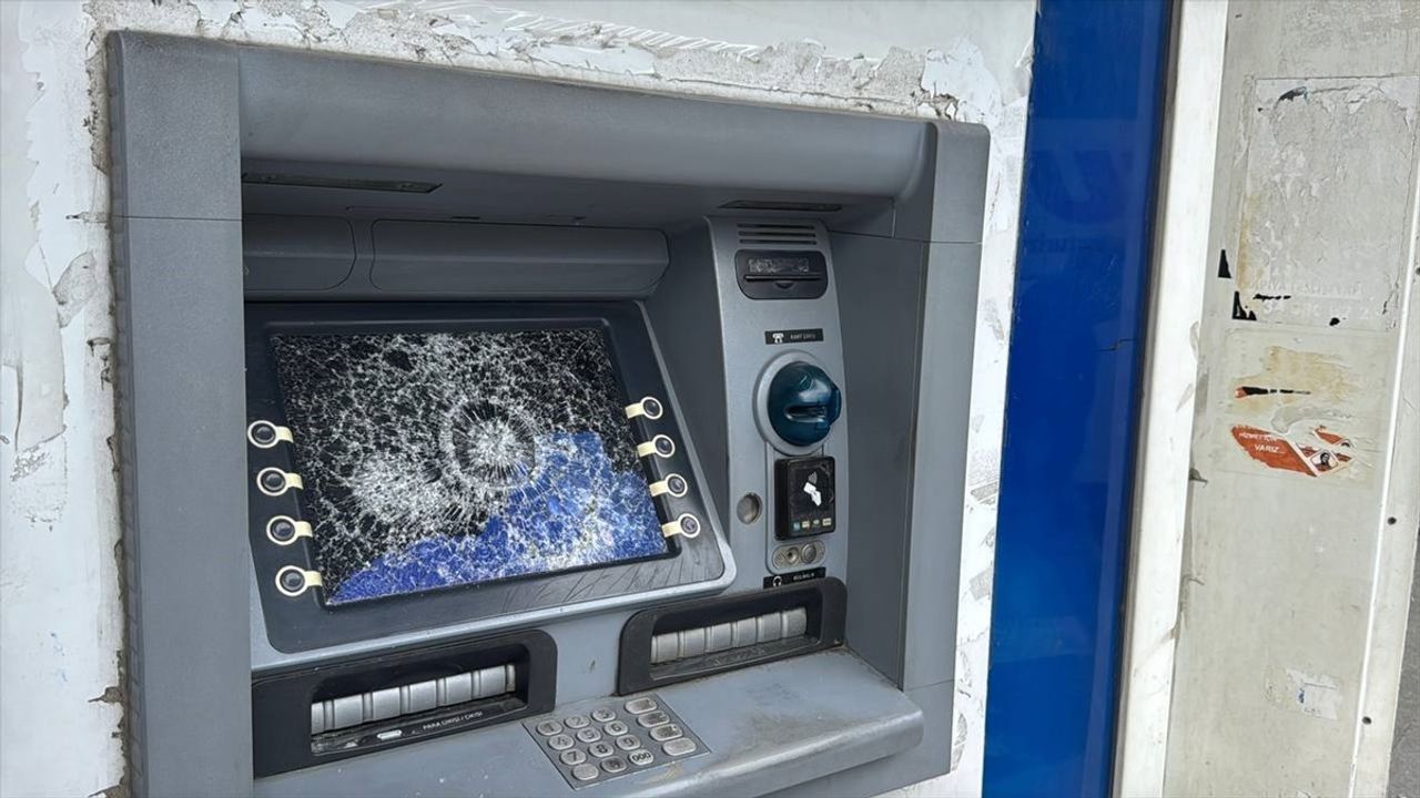 Bayrampaşa'da ATM'lere Saldırı: 4 Aygıt Kullanılamaz Hale Geldi