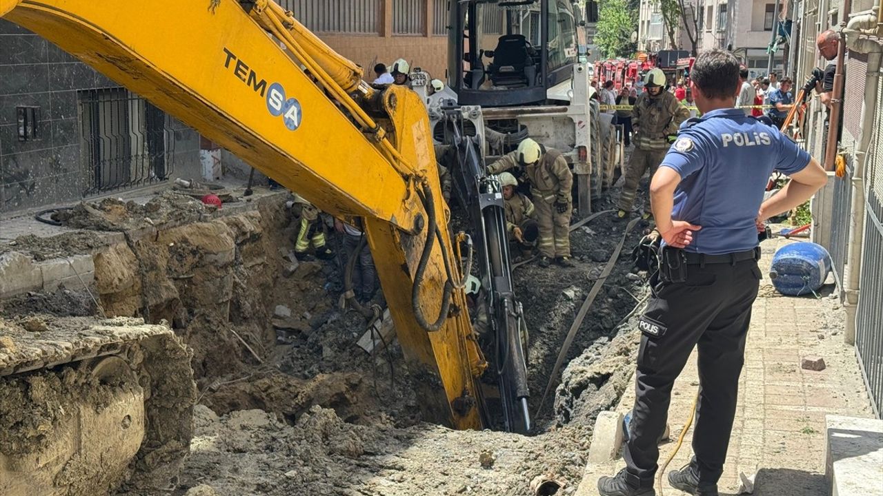 Bayrampaşa'da Göçük Altında Kalan İşçi İçin Kurtarma Çalışmaları Devam Ediyor