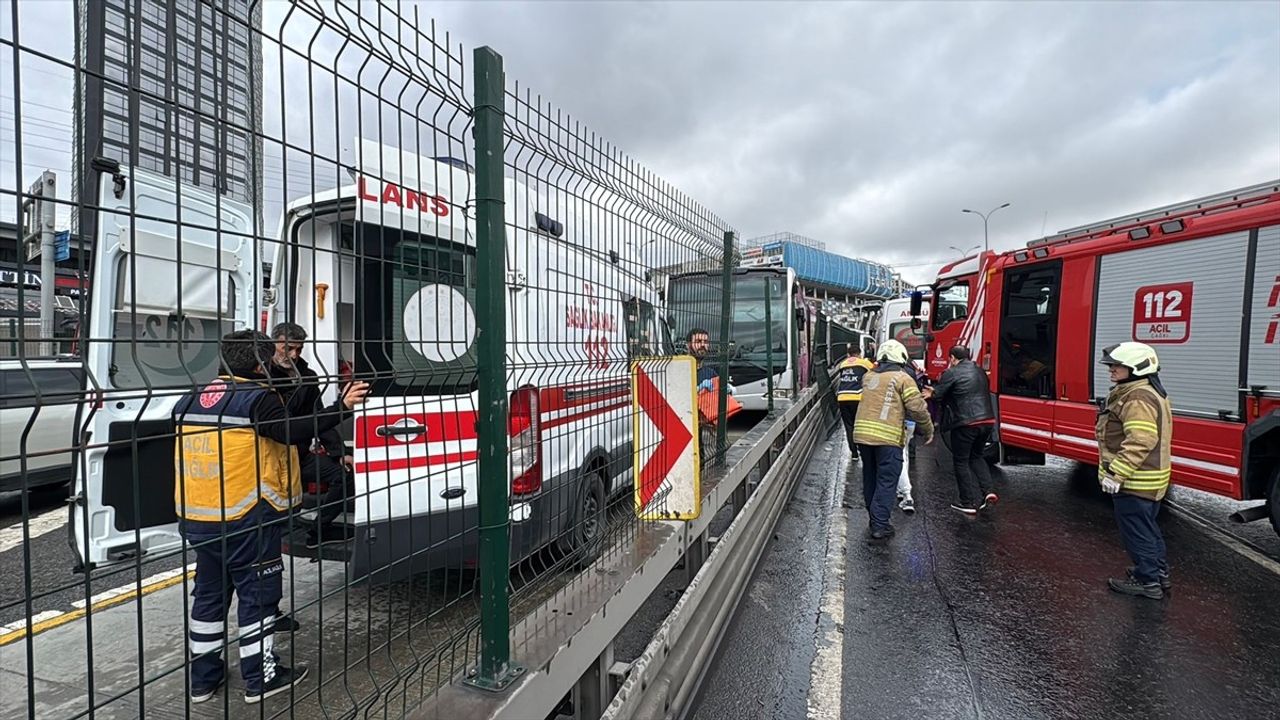 Beylikdüzü'nde Metrobüs Kazası: Yaralılar Var
