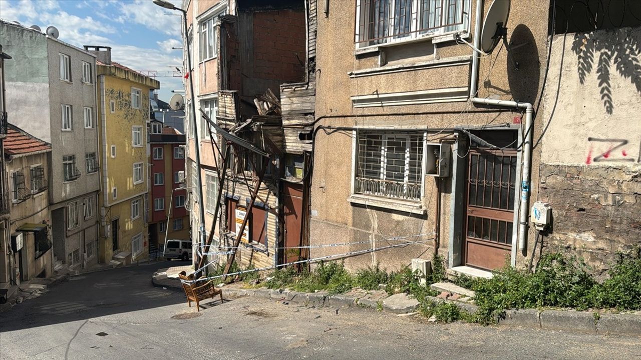 Beyoğlu'nda Yokuşta Kayan Çöp Kamyonu Hasara Yol Açtı