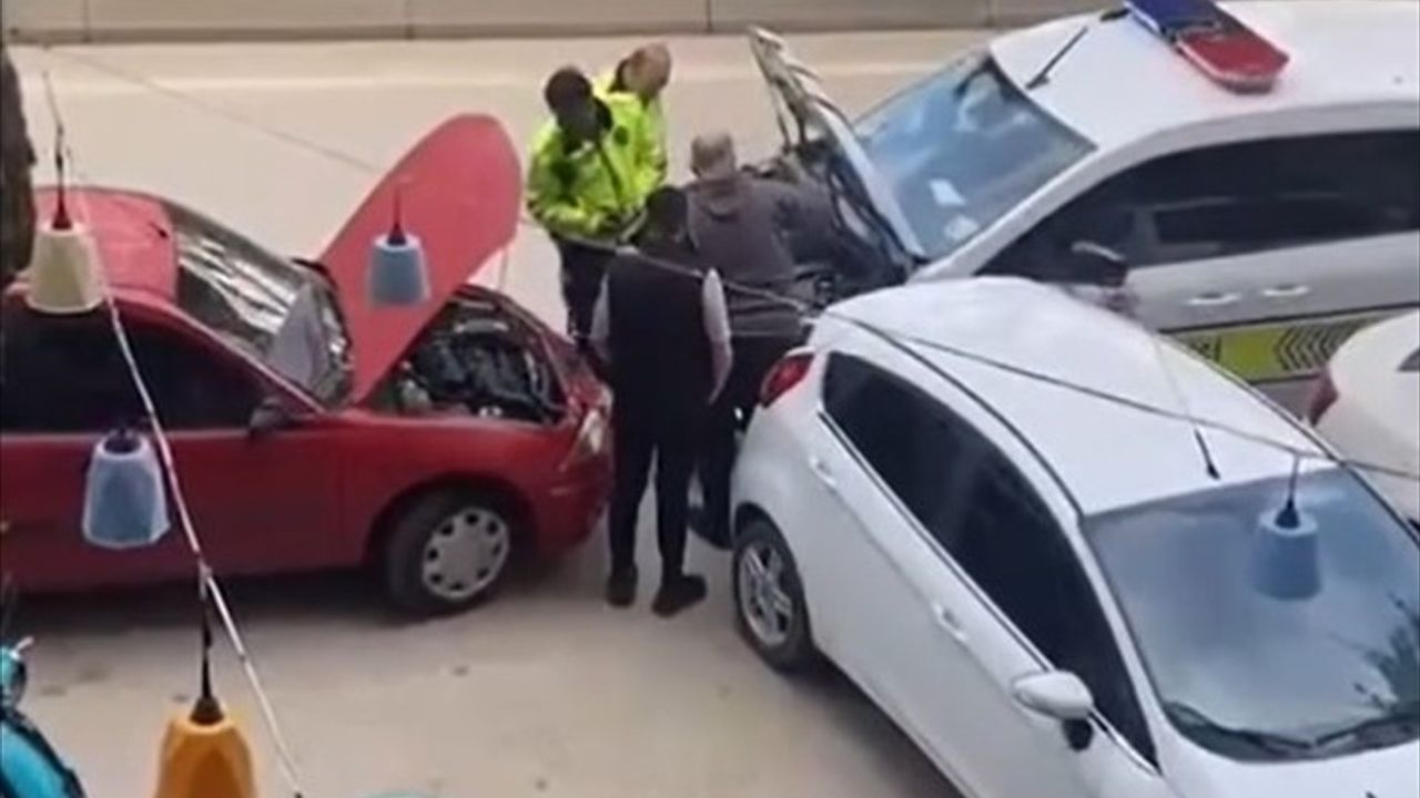 Bilecik'te Trafik Polisi, Yolda Kalan Araç Sahiplerine Yardım Eli Uzattı