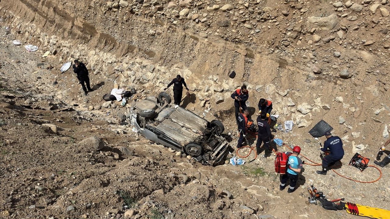 Bingöl'de Dere Yatağına Devrilen Araçta 7 Yaralı