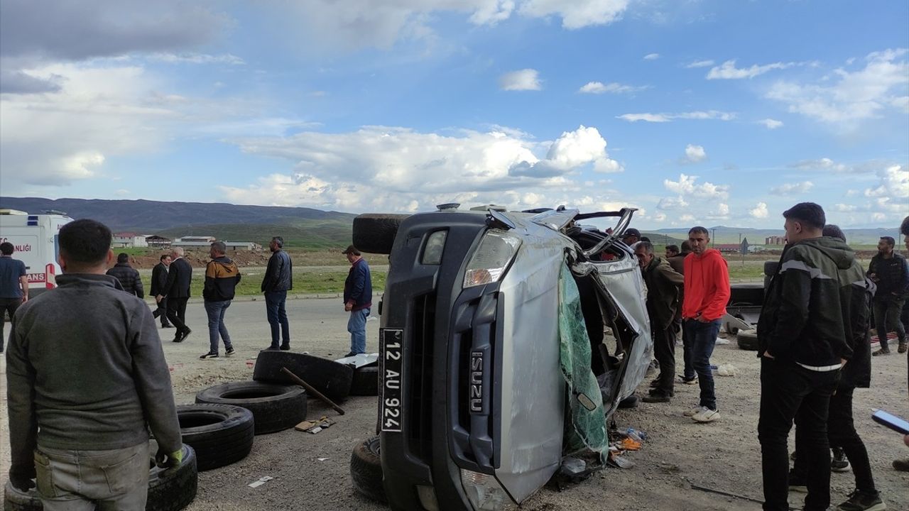 Bingöl'de Otomobil ve Kamyonet Çarpıştı: 7 Yaralı