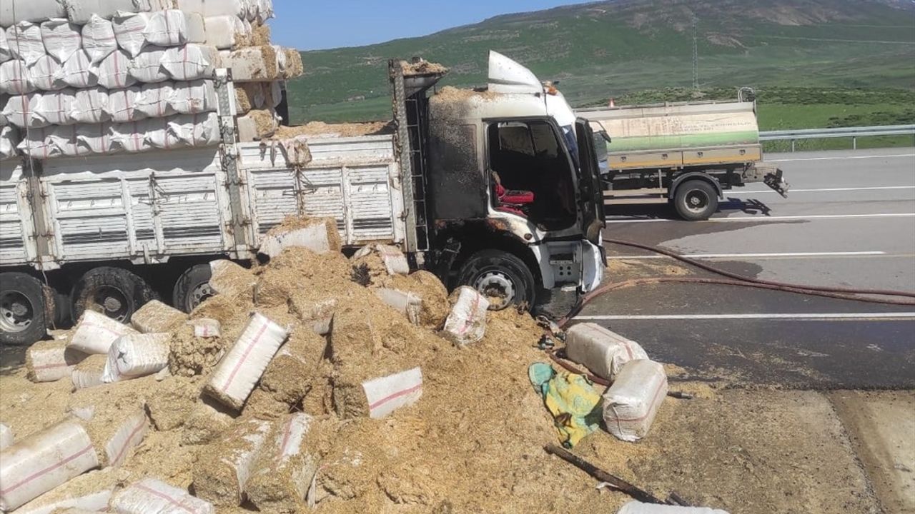Bingöl'de Saman Yüklü Kamyonda Yangın Çıktı