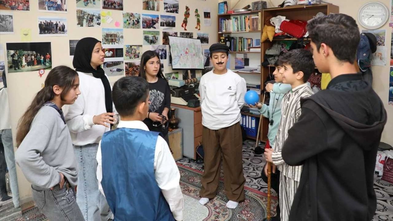 Bitlis Belediyesi Tiyatro Ekibi Sezonu 'Paydos' İle Açtı
